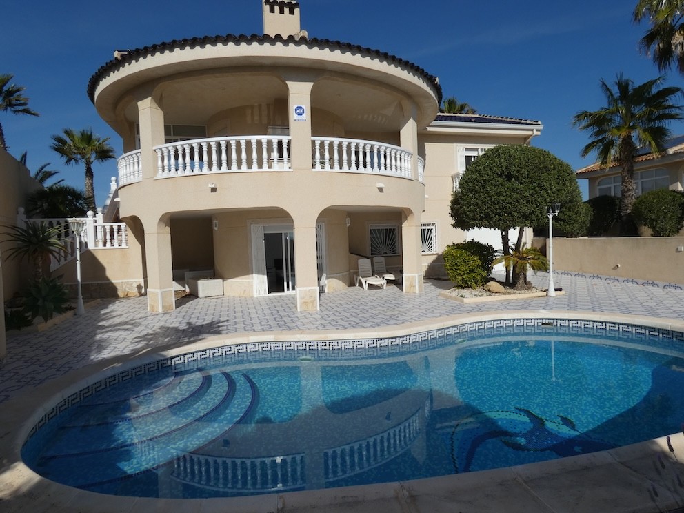 https://completespanishproperty.com/media/images/properties/o_1jujr68hr47419n6vtd1r721qn63t.JPG
