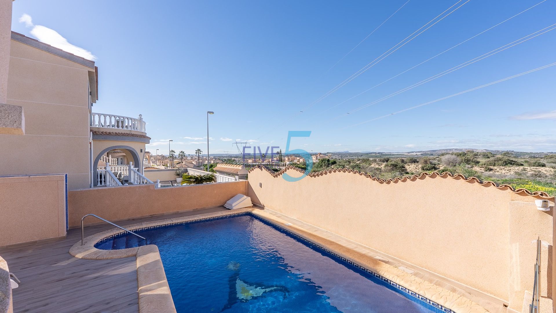 https://cdn.proppy.app/propertyphotos/2990/9f153641-d200-4581-87d6-15a0dd5c41c5/741001/de771651-f0da-4169-8caa-b39a3e3f92f7.jpg